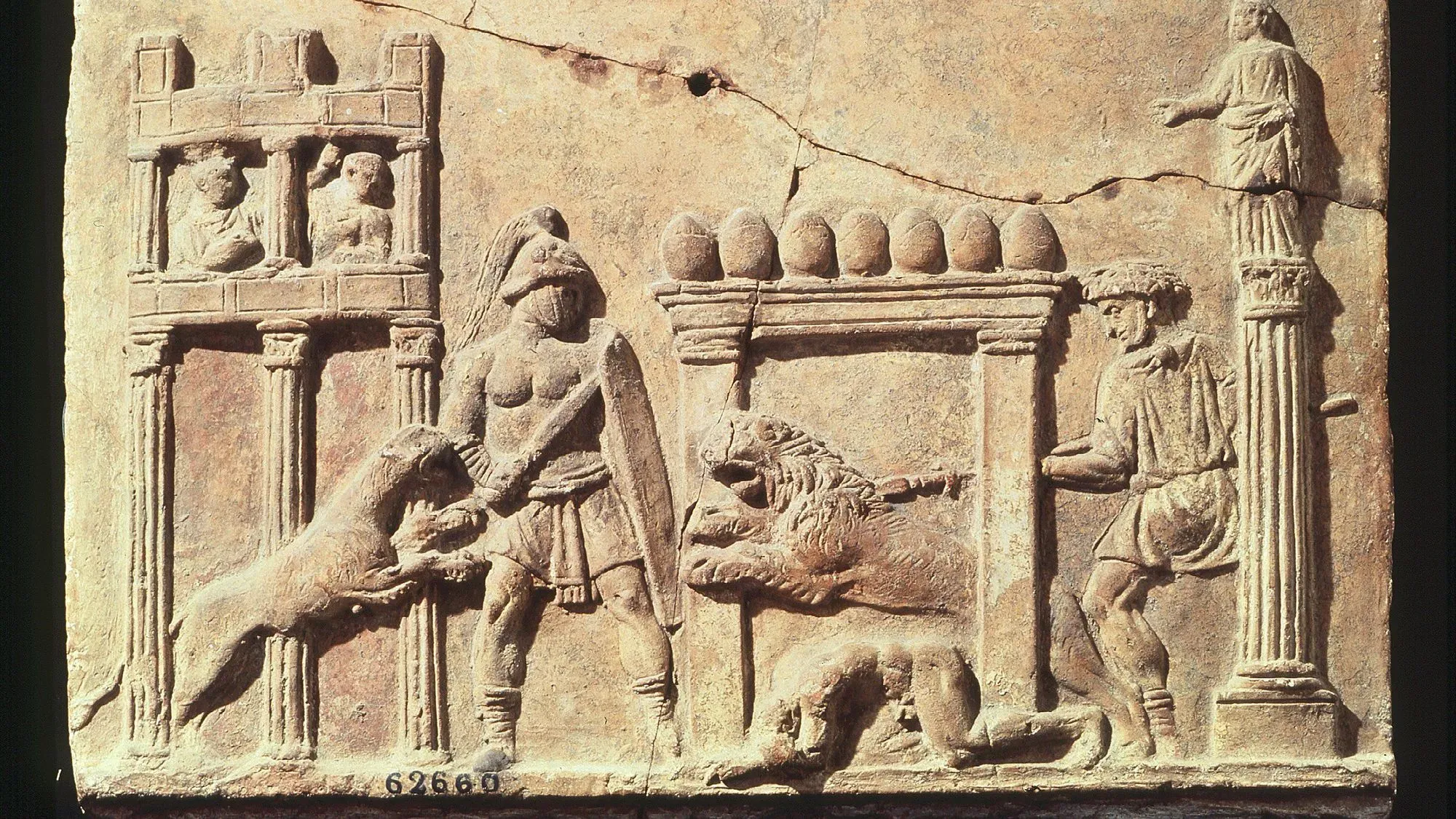 نقش روماني يظهر مصارعًا يتفاعل مع أسد، مما يعكس مشاهد القتال بين البشر والحيوانات في الثقافة الرومانية القديمة.