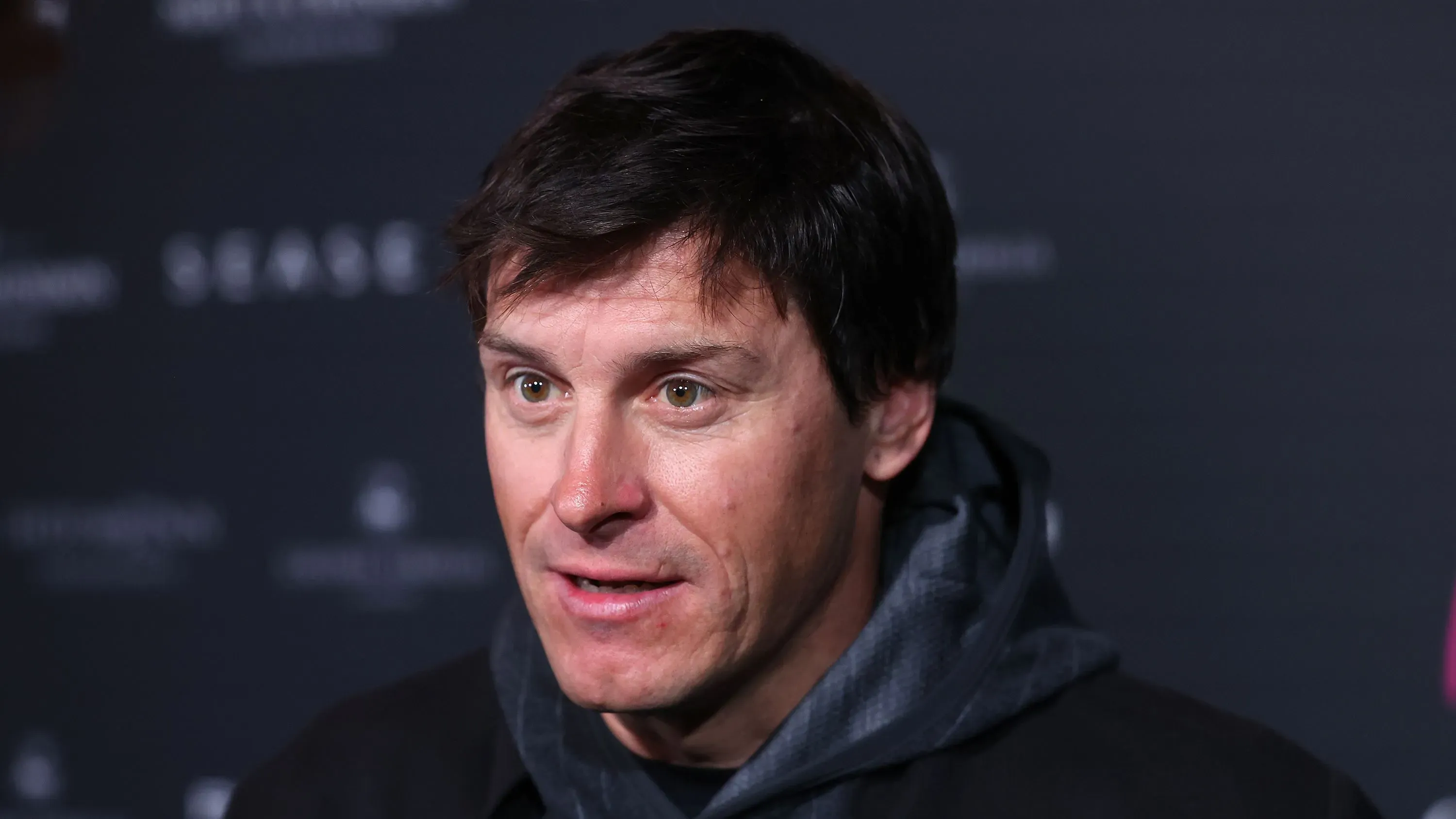 إيفيكا كوستيليتش، بطل العالم السابق في التزلج، يتحدث بعد إنقاذه من البحر قبالة سواحل الجبل الأسود، وسط ظروف جوية صعبة.