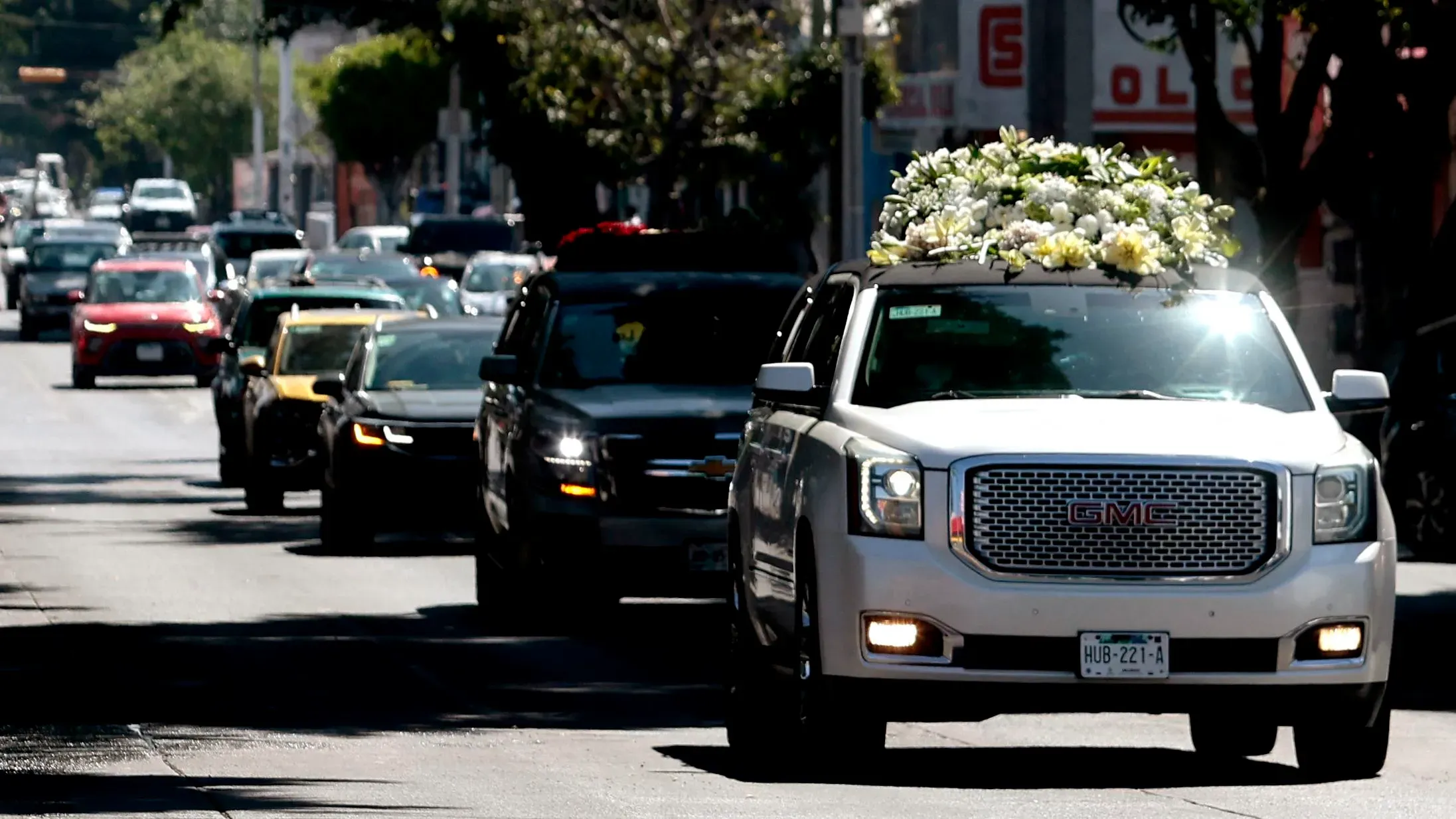 موكب جنازة يتكون من سيارات تحمل أكاليل زهور كبيرة، يسير في شوارع زابوبان بعد دفن زعيم كارتل الجيل الجديد في خاليسكو.