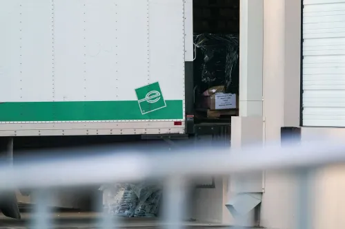 شاحنة بيضاء تحمل مواد انتخابية في موقع تخزين، مع وجود لافتة تشير إلى محتوياتها، في سياق تحقيق مكتب التحقيقات الفيدرالي حول انتخابات 2020 في جورجيا.