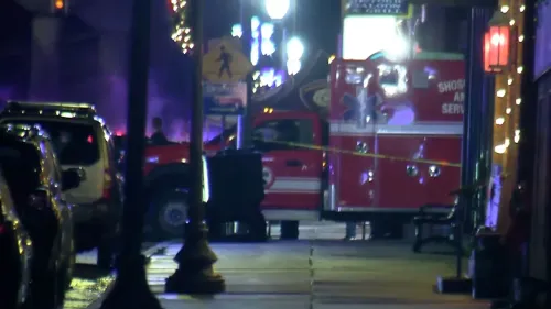 استجابة طبية في والاس، أيداهو، بعد إطلاق نار في مكتب مأمور الشرطة، مع وجود سيارة إسعاف وأضواء طوارئ في الشارع.