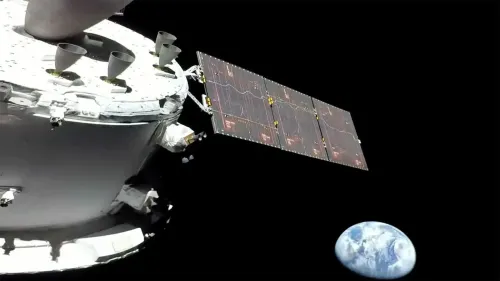 مركبة أوريون الفضائية مع الألواح الشمسية، تطل على الأرض من الفضاء، في إطار مهمة أرتميس 2 التاريخية نحو القمر.