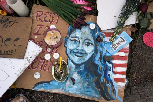 لوحة فنية تصور وجه رينيه غود، محاطة بالزهور والشموع، تعبيرًا عن الحزن والذكرى بعد حادثة إطلاق النار.