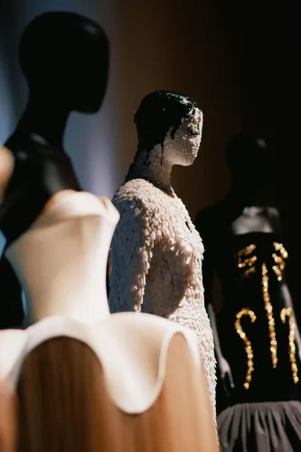 تصميمات مبتكرة من معرض "سكياباريللي: الموضة تصبح فناً" في متحف فيكتوريا وألبرت، تُبرز تأثير الأزياء على الفن والثقافة.