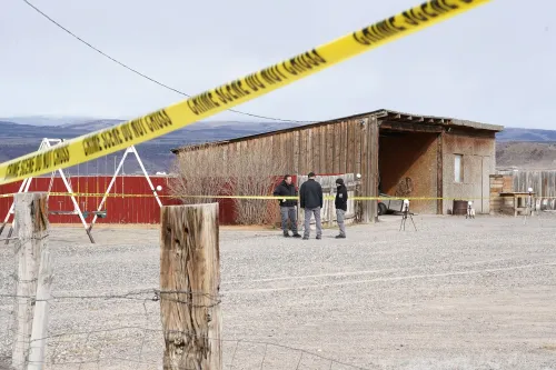 محققون في موقع جريمة في مقاطعة واين بولاية يوتا، حيث تم العثور على ضحايا ثلاث جرائم قتل. يظهر في الصورة شريط تحذيري وأفراد من الشرطة.