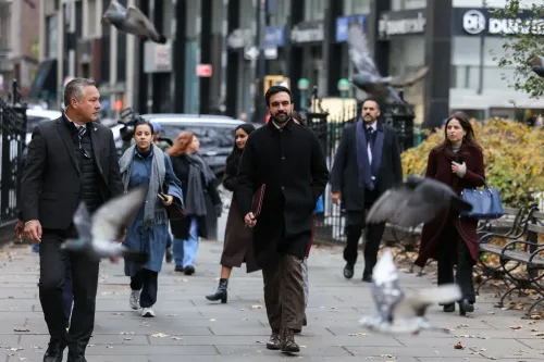 زهران ممداني يسير في شوارع نيويورك مع مجموعة من الناس، في إطار حملته الانتخابية لتحقيق أجندة طموحة تشمل رعاية الأطفال والإسكان.