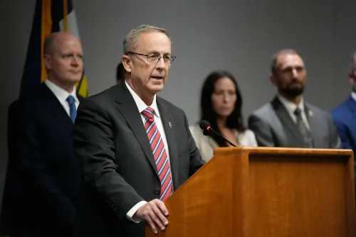 المدعي العام جيفري غراي يتحدث في مؤتمر صحفي حول قضية تايلر روبنسون، مع حضور عدد من الأشخاص خلفه.