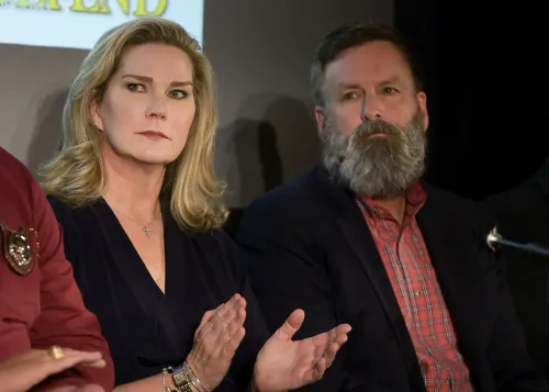 مسؤول في وكالة إدارة الطوارئ الفيدرالية يتحدث خلال حدث، مع التركيز على أهمية الاستجابة للكوارث، بينما يظهر القلق في تعبيراته.