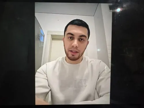 إلياس، ابن الدكتور حسام أبو صفية، يتحدث عبر تطبيق زووم عن معاناة عائلته بعد اعتقال والده في ظروف قاسية بسبب الاحتلال الإسرائيلي.