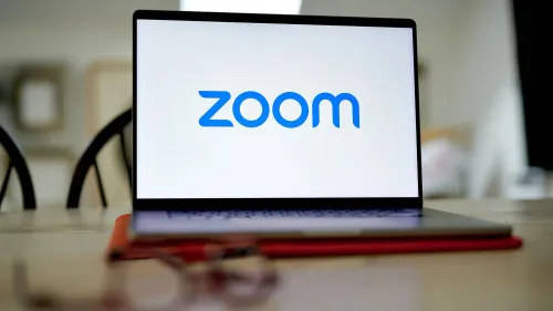 شاشة كمبيوتر محمول تعرض شعار Zoom، في سياق تقارير عن انقطاع الخدمة وتأثيره على المستخدمين.