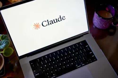 شاشة كمبيوتر محمول تعرض شعار "Claude" مع تصميم بسيط، مما يعكس تحديثات الذكاء الاصطناعي لأدوات العمل المكتبي.