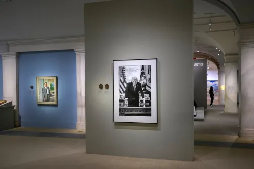 عمال البناء يراقبون أعمال الهدم في الجناح الشرقي للبيت الأبيض، ضمن خطة ترامب لبناء قاعة احتفالات جديدة.