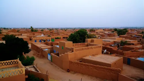 صورة لمدينة أغاديز في النيجر، تظهر المباني التقليدية بلونها الترابي، تعكس الأجواء المحلية والمجتمع الذي تعيش فيه إيفا جريتزماخر.