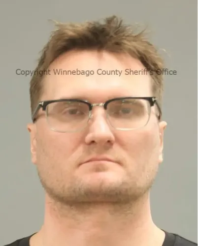 مايكل ديفيد ماكي، طبيب وجراح، يظهر في صورة التوقيف الخاصة به بعد اعتقاله بتهمتي قتل تتعلقان بوفاة مونيك تيبي وزوجها.