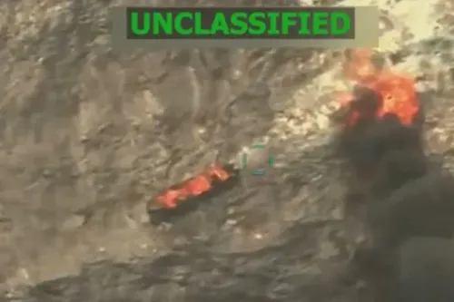 قارب صغير يحترق في البحر الكاريبي بعد غارة أمريكية تستهدف مهربي المخدرات، مما أسفر عن مقتل ثلاثة أشخاص.