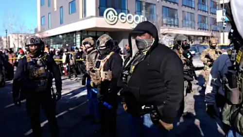 شعار شبكة CNN مع عبارة "أخبار عاجلة"، مما يعكس قرار محكمة استئناف بشأن احتجاز المهاجرين غير الموثقين في الولايات المتحدة.