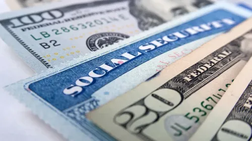 بطاقات الضمان الاجتماعي مع فئات من النقود، تشير إلى التغييرات في إدارة الضمان الاجتماعي وتأثيرها على المزايا.