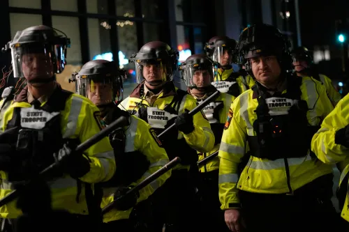 تجمع عدد من عناصر إنفاذ القانون في مينيابوليس، يرتدون زيًا رسميًا مع خوذ وأسلحة، وسط توتر متصاعد بعد حادثة إطلاق النار الأخيرة.