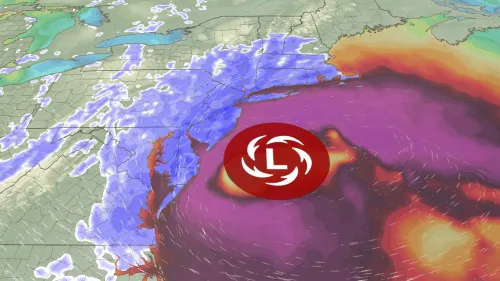 عاصفة ثلجية قوية تتجه نحو الشمال الشرقي، مع تساقط كثيف للثلوج ورياح قوية، مما يهدد السفر وانقطاع التيار الكهربائي.