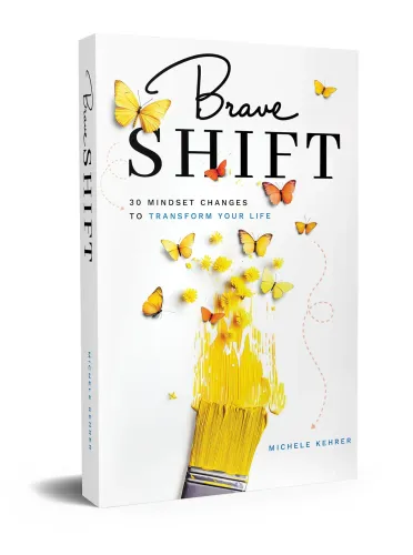 غلاف كتاب "التحول الشجاع" للدكتورة ميشيل كهرير، يظهر فرشاة طلاء ملونة مع فراشات وزهور، يرمز للتغييرات الإيجابية في الحياة.