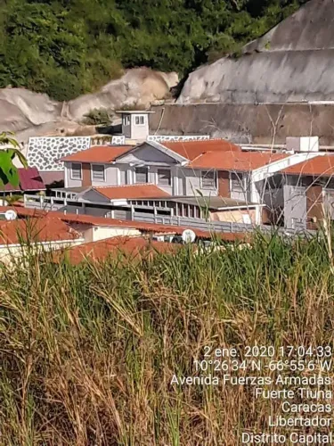 صورة تظهر مجمع فورت تيونا العسكري في كراكاس، فنزويلا، مع تلال خضراء تحيط بالمكان، في سياق العملية الأمريكية ضد مادورو.