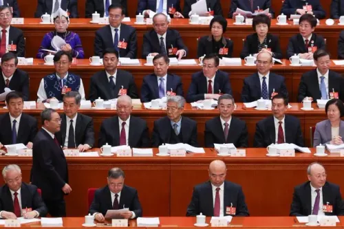 اجتمع مسؤولون صينيون في بكين خلال الجلسة الافتتاحية للمجلس الوطني لنواب الشعب، حيث تمت مناقشة الخطط الاقتصادية والسياسية للسنوات الخمس المقبلة.