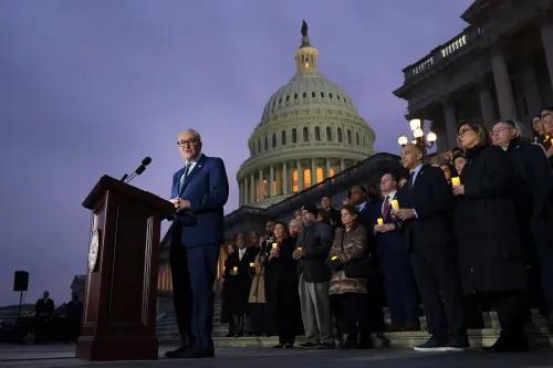 تجمع مجموعة من السياسيين الديمقراطيين أمام مبنى الكابيتول، حيث يتحدث أحدهم من منصة، في أجواء تعكس الاستعدادات للانتخابات المقبلة.