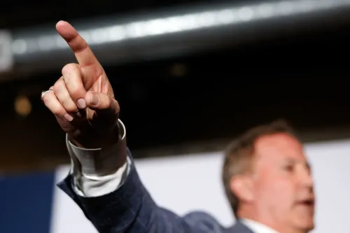 إشارة قوية من كين باكستون خلال تجمع انتخابي، حيث يتحدث عن حملته للترشح لمجلس الشيوخ الأمريكي في تكساس.