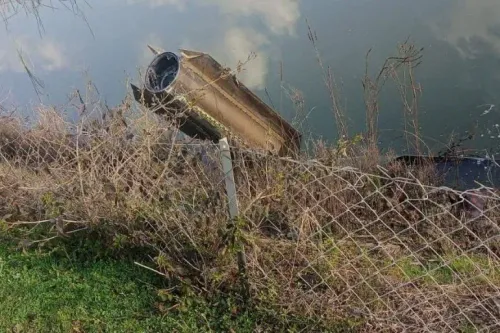 حطام صاروخ إيراني بالقرب من مجرى مائي، يظهر تفاصيل الهيكل المعدني والغطاء العلوي، مما يشير إلى الاستخدام العسكري المحتمل.