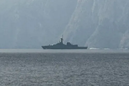 سفينة حربية تبحر في مياه مضيق هرمز، في ظل توترات متزايدة بسبب النزاع الإيراني وتأثيره على أسواق الطاقة العالمية.