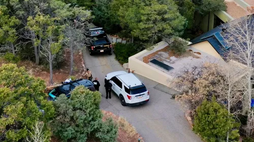 مركبات تابعة للشرطة أمام منزل الممثل الراحل جين هاكمان، حيث تم إجراء تقييم بيئي بعد وفاته وزوجته بسبب فيروس هانتا.