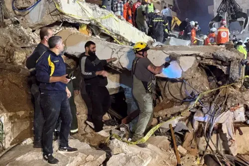 عمال الإنقاذ يعملون على إزالة الأنقاض من مبنى منهار في طرابلس، لبنان، بعد انهياره في 8 فبراير، مما أسفر عن مقتل 15 شخصًا.