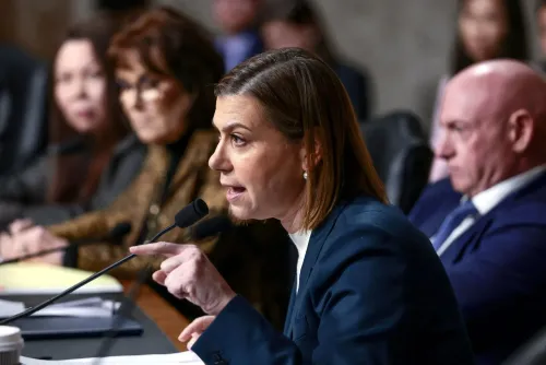 السيناتور إليسا سلوتكين تتحدث خلال جلسة استماع، تعبر عن قلقها بشأن التحقيقات المتعلقة بفيديو يحث على عصيان الأوامر غير القانونية.