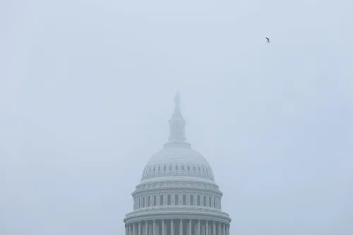 قبة مبنى الكابيتول الأمريكي تظهر في ضباب كثيف، مما يعكس أجواء الانتخابات المقبلة وتحديات الحزبين في الولايات المتحدة.
