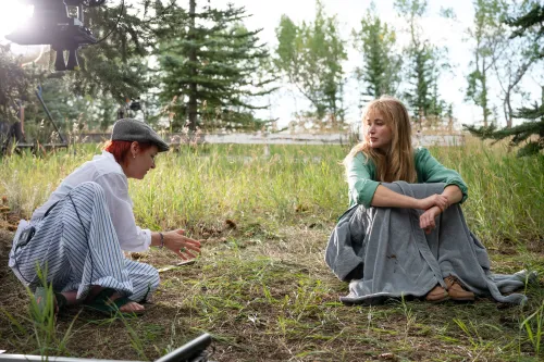 مخرجة الفيلم لين رامزي تتحدث مع جينيفر لورانس في موقع التصوير، محاطة بالطبيعة، أثناء العمل على فيلم "موت حبي".