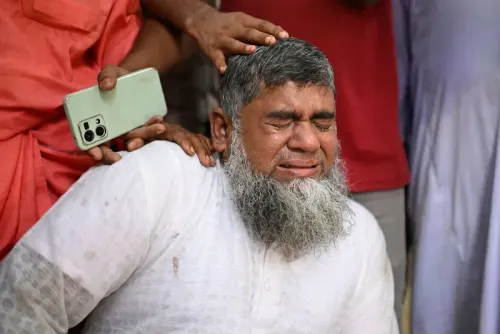 رجل يبكي بحزن شديد بعد حادث تحطم طائرة في دكا، حيث فقد العديد من الأطفال في الحادث، وسط مشاعر الألم والصدمة.