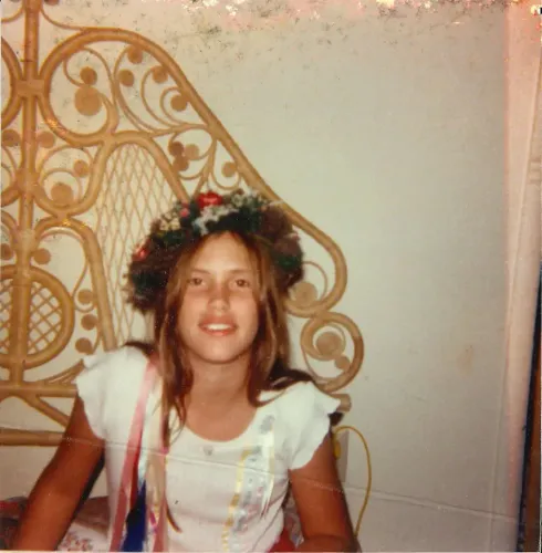 صورة لمراهقة ترتدي تاجًا من الزهور، تجلس أمام خلفية مزخرفة، تعود لسارة جير، التي قُتلت في عام 1982 في كاليفورنيا.