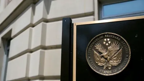 شعار وزارة شؤون المحاربين القدامى على خلفية مبنى حكومي، يرمز إلى الجدل حول حقوق الإجهاض وخدمات الرعاية الصحية للمحاربين القدامى.