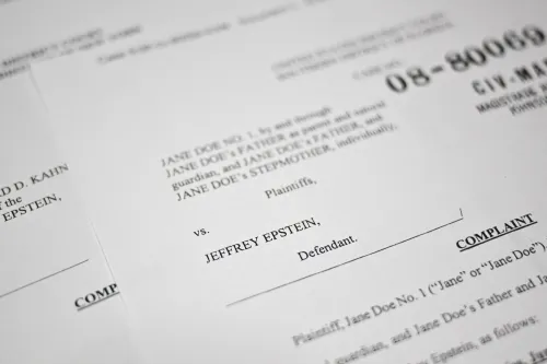 وثائق قانونية تتعلق بقضية جيفري إبشتاين، تشمل أسماء المدعين والمدعى عليه، تعكس التطورات في التحقيقات الجارية.