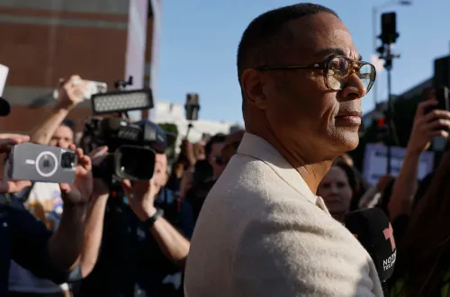 دون ليمون يقف وسط حشد من الصحفيين والمراسلين في لوس أنجلوس، مع التركيز على قضيته القانونية المتعلقة بمظاهرة في كنيسة.