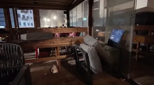 حانة "لو كونستيليشن" في كران مونتانا، سويسرا، بعد حريق مميت، تظهر الأثاث المتناثر والدمار في المكان.