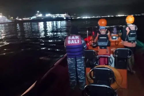 رجال الإنقاذ في قارب يبحر في البحر ليلاً بحثًا عن المفقودين بعد غرق عبارة قرب بالي، وسط أمواج عالية وظلام.