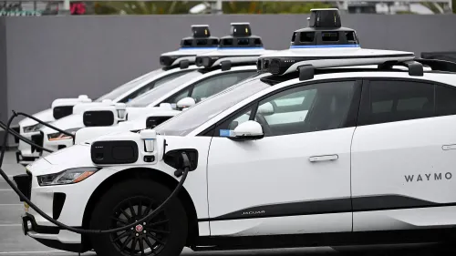 سيارات وايمو ذاتية القيادة من طراز جاكوار I-PACE، متوقفة في صف، مع وجود معدات تكنولوجية على السقف، تشير إلى الابتكار في النقل.