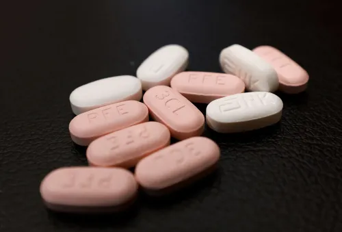 أقراص دوائية ملونة، تتضمن أدوية من إنتاج شركة فايزر، تظهر على سطح أسود، تعكس الزيادات في أسعار الأدوية في الولايات المتحدة.