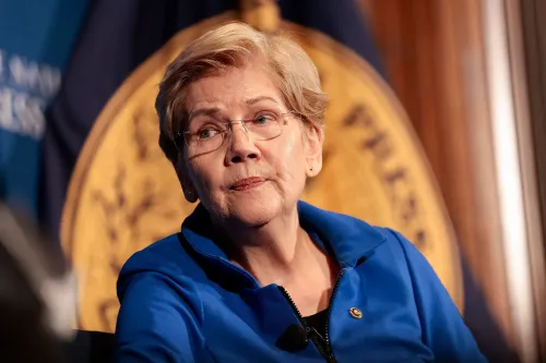 السيناتور إليزابيث وارن تتحدث في نادي الصحافة الوطني، مشددة على أهمية التركيز على الاقتصاد لجذب الناخبين من الطبقة العاملة.