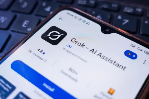 تطبيق Grok للذكاء الاصطناعي يظهر على شاشة هاتف ذكي، مع تقييم 4.8 نجوم، وسط قضايا تتعلق بتعديل الصور غير المناسبة.