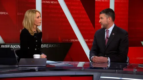 مناقشة حادة بين مذيعة ومحلل سياسي حول التدخل الأمريكي في فنزويلا، مع التركيز على تداعيات القبض على مادورو.