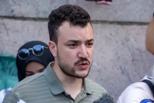 محمود خليل، ناشط فلسطيني، يتحدث في تجمع عام، حيث يعبر عن قضايا حقوق الإنسان ويواجه الاعتقال من قبل إدارة الهجرة الأمريكية.