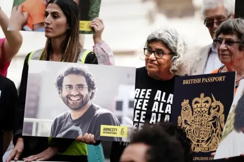 احتجاج لدعم المعارض المصري علاء عبد الفتاح، حيث يحمل المتظاهرون لافتات تطالب بالإفراج عنه، بما في ذلك صورة له وشعار منظمة العفو الدولية.