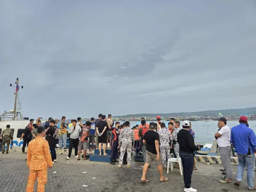 مجموعة من الأشخاص على الرصيف بعد غرق العبارة "إم/في تريشا كيرستين 3" في الفلبين، حيث تم إنقاذ العديد من الركاب.